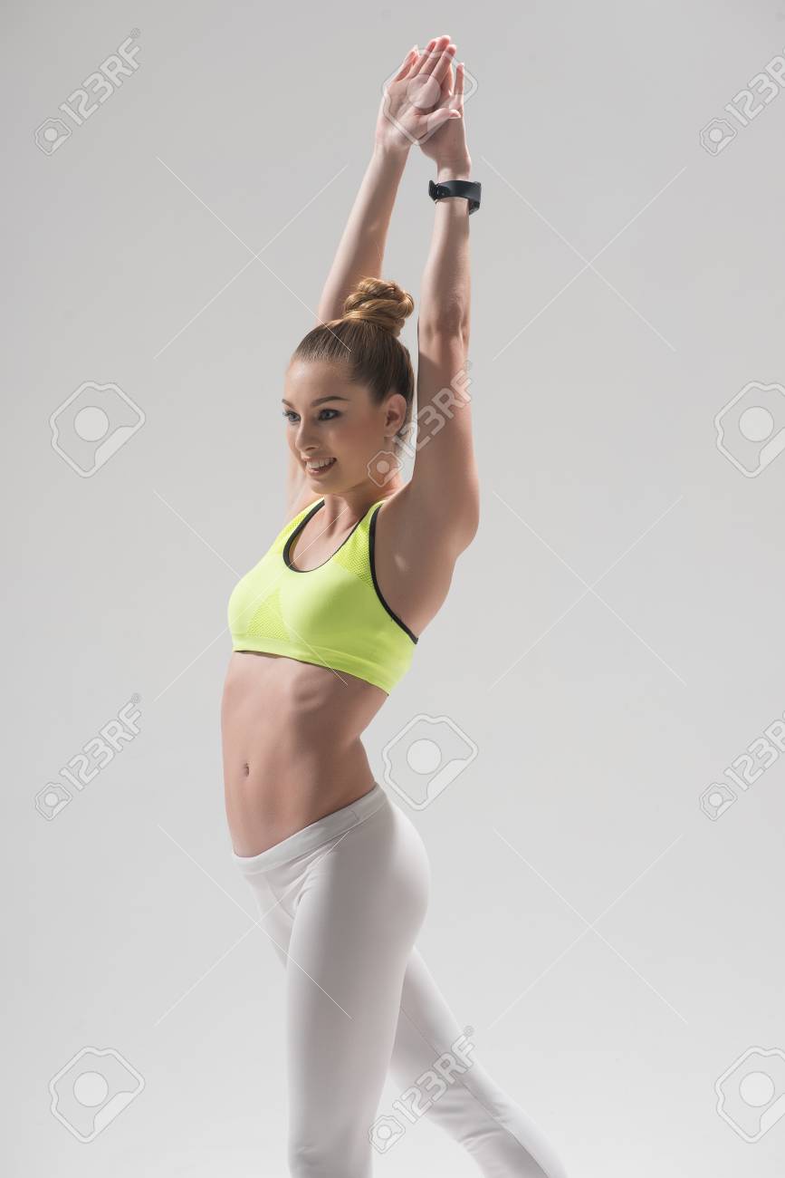 Yoga liebendes Mädchen wird schließlich von einem Mann gef Yoga liebendes Mädchen wird schließlich von einem Mann gef