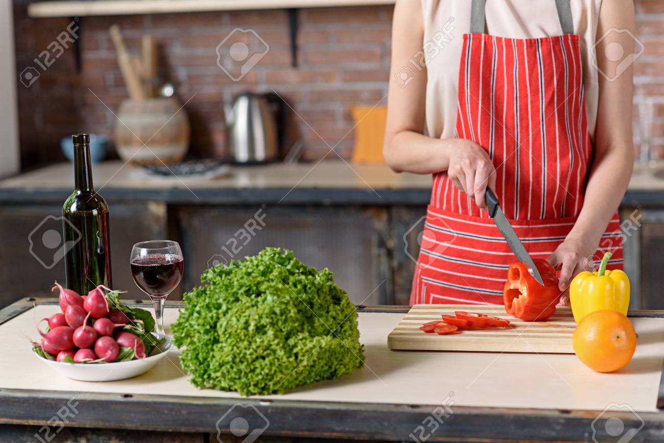 Junge Frau Kocht Romantisches Abendessen Zu Hause Sie Steht Und