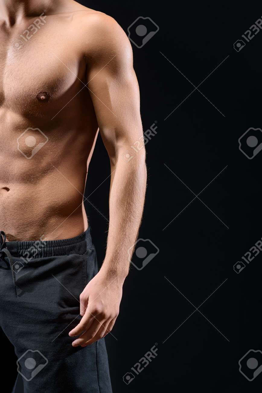 訓練を受けた男性の体の縦半分をクローズ アップ 裸の胸と 若い男が立っています 分離し 右側のスペースをコピー の写真素材 画像素材 Image