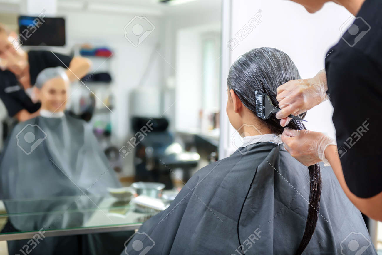 理髪店で鏡の前に座っている女性顧客の選択と集中 の写真素材 画像素材 Image 6435