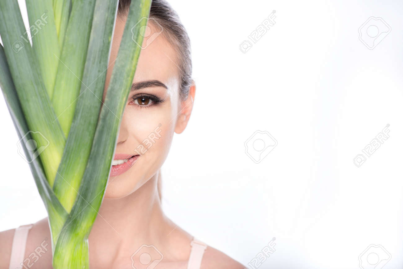 Une Fille Heureuse Couvre La Moitie De Son Visage Avec Du Poireau
