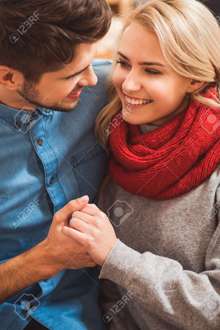 Je Suis Heureux Avec Toi Joyeux Couple Amoureux Etreint Et Souriant Ils Sont Assis Et Se Tiennent La Main Banque D Images Et Photos Libres De Droits Image