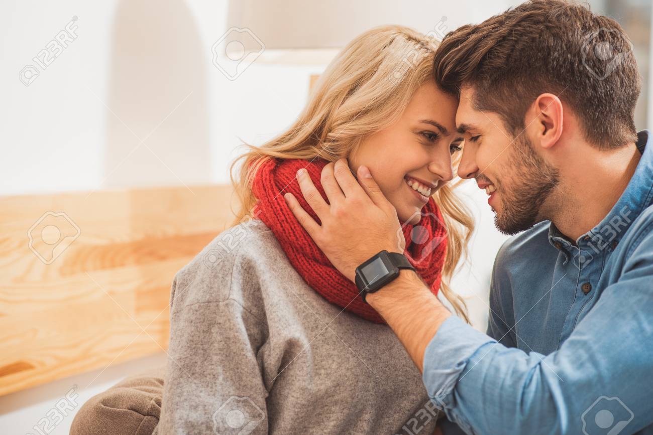 Vous Etes L Amour De Mon Amour Heureux Jeune Homme Touche Visage Feminin Avec Douceur Et Souriant Smartwatch Sur Son Bras Banque D Images Et Photos Libres De Droits Image