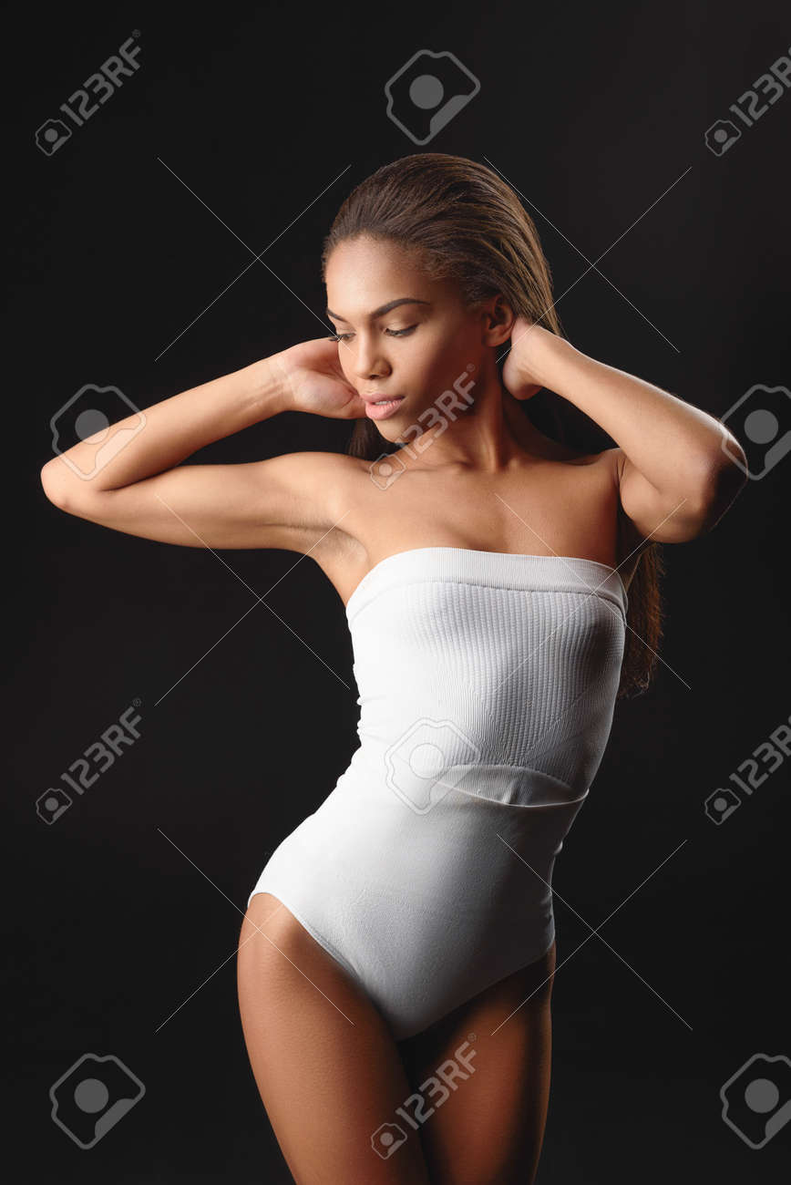 Mulata Atractiva Posando En Ropa Interior Apretada Fotos, Retratos, Imágenes Y Fotografía De Archivo De Image