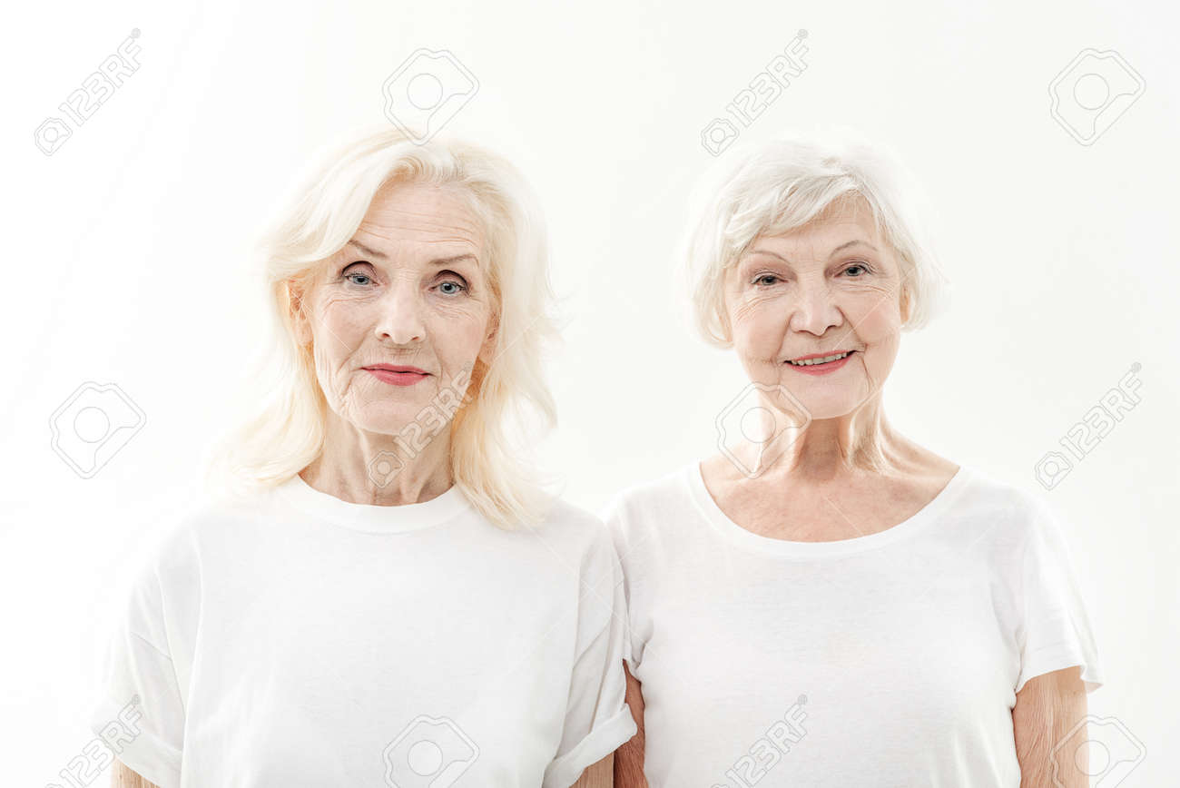 Wesołe Dwie Starsze Panie Wyrażające Pozytywne Nastawienie Zdjęcia royalty  free, obrazki, obrazy oraz fotografia seryjna. Image 75670035
