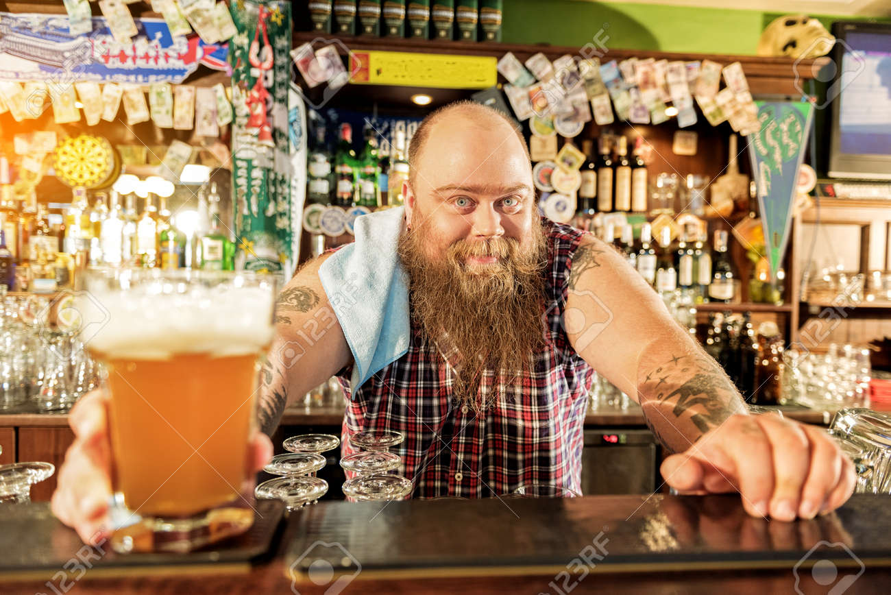 ビールを与える送信脂肪男性バーテンダー の写真素材 画像素材 Image