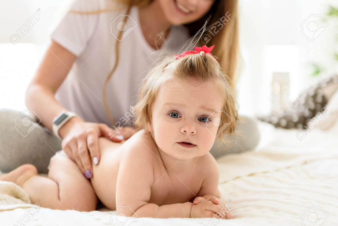 かわいい赤ちゃんは すべてに興味があります の写真素材 画像素材 Image