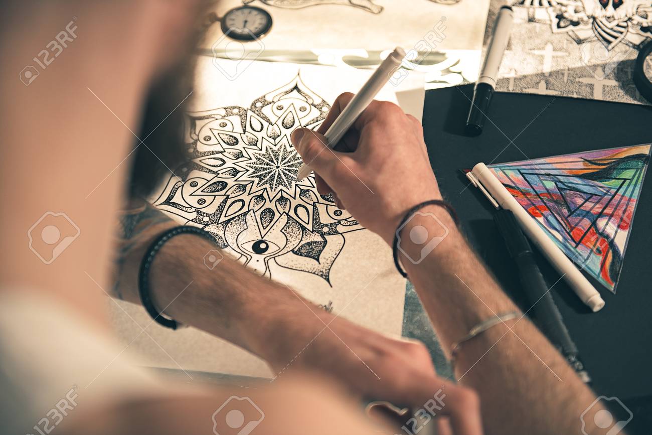 デスクで珍しい画像を絵画の男性 の写真素材 画像素材 Image デスクで珍しい画像を絵画の男性 の写真素材 画像素材 Image