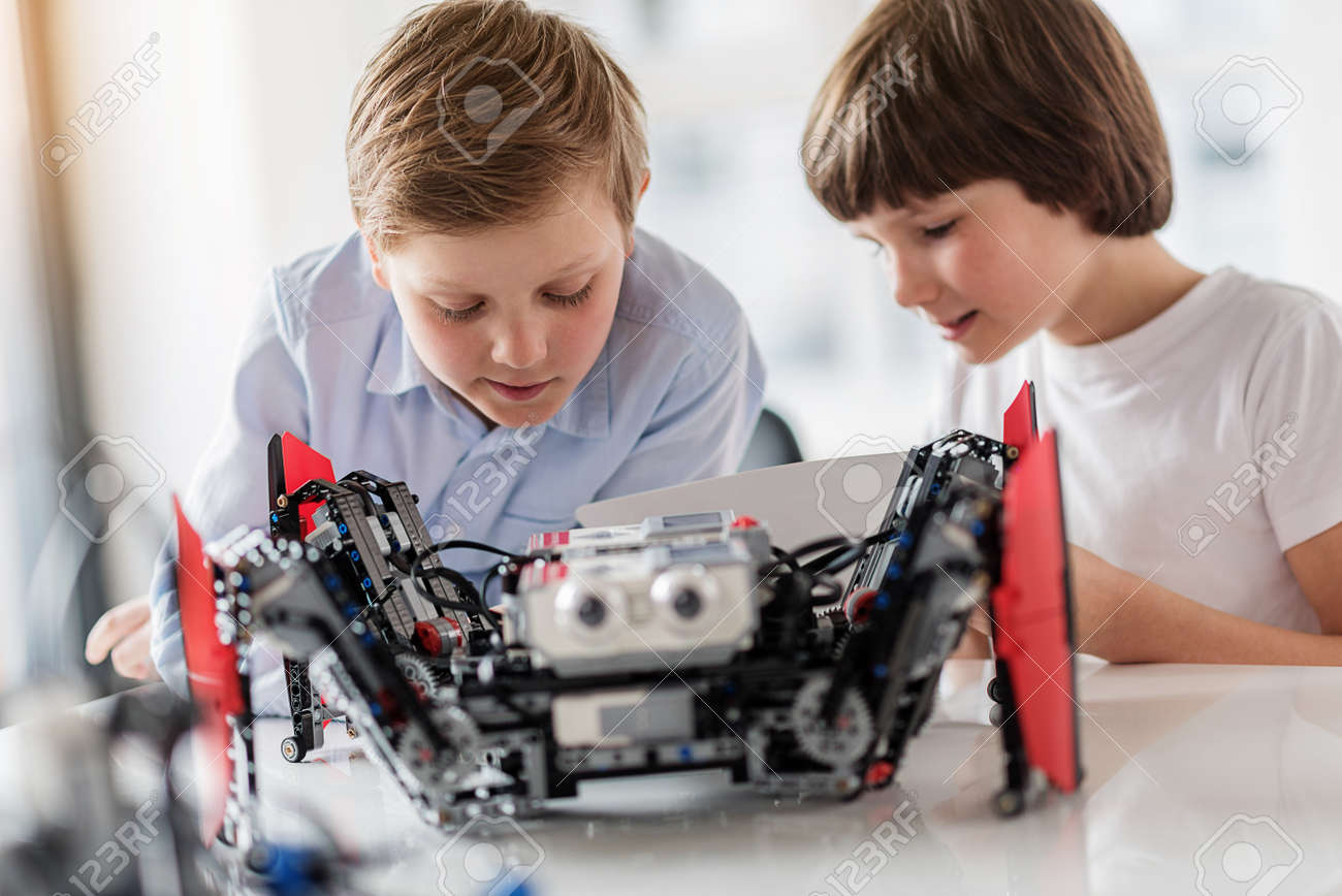Beschäftigte Lächelnde Kinder, Die Das Technische Spielzeug Interessierte Männliche Kinder, Die Technisches Spielzeug