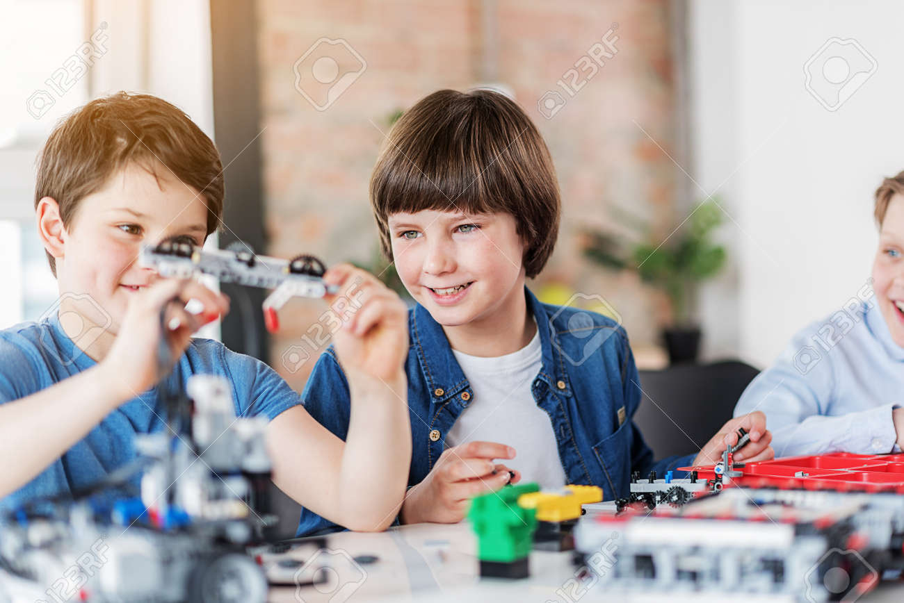 Interessierte Lächelnde Kinder Machen Technisches Spielzeug Interessierte Männliche Kinder, Die Technisches Spielzeug