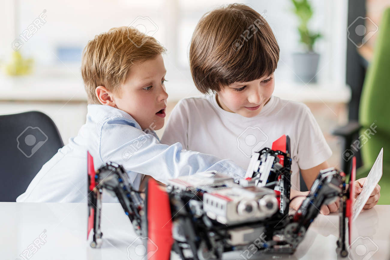 Interessierte Männliche Kinder Schaffen Technisches Interessierte Männliche Kinder, Die Technisches Spielzeug