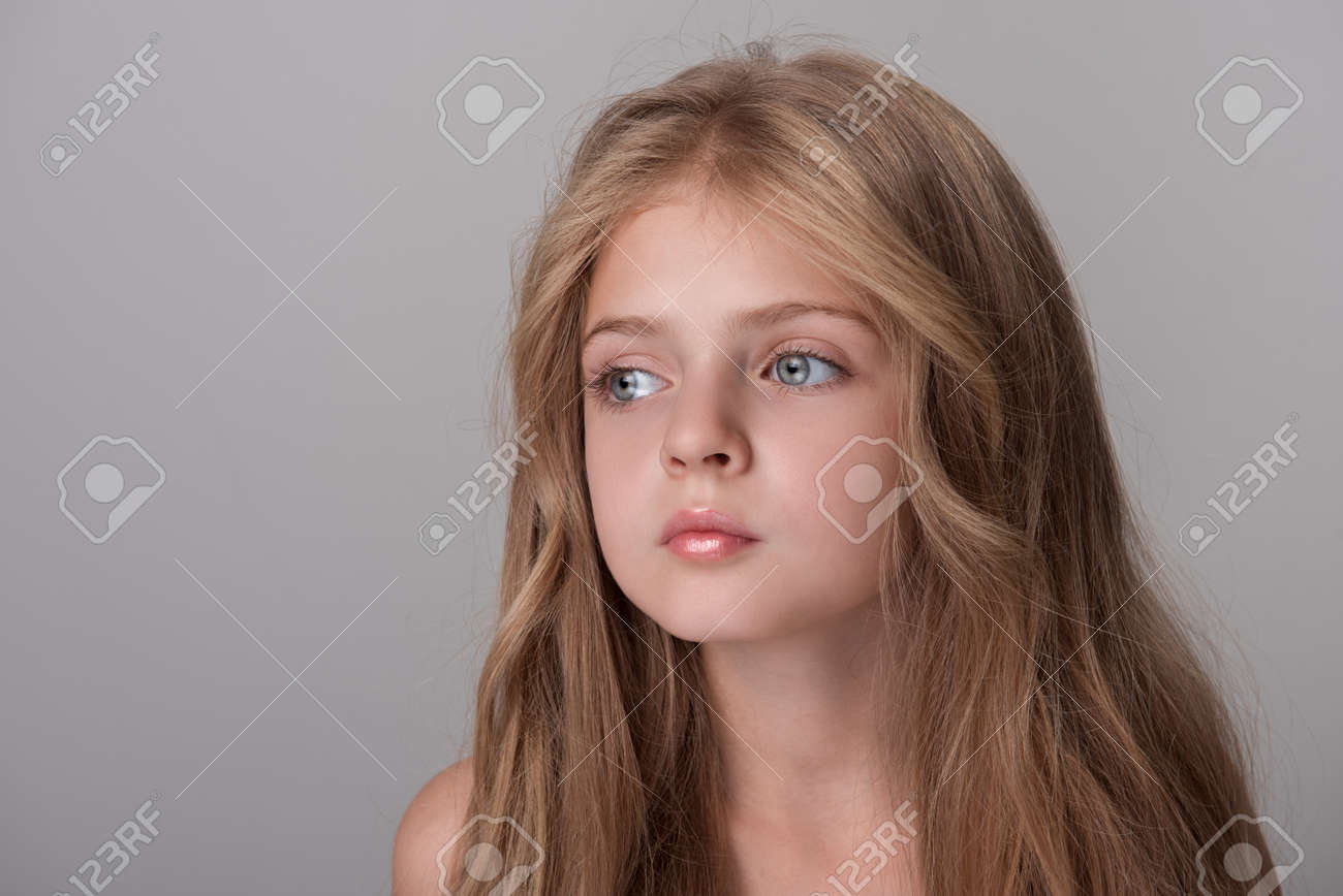 寂しい気持ちだ真面目な小さな女の子が立って ひどく脇を見ています 分離された背景 の写真素材 画像素材 Image