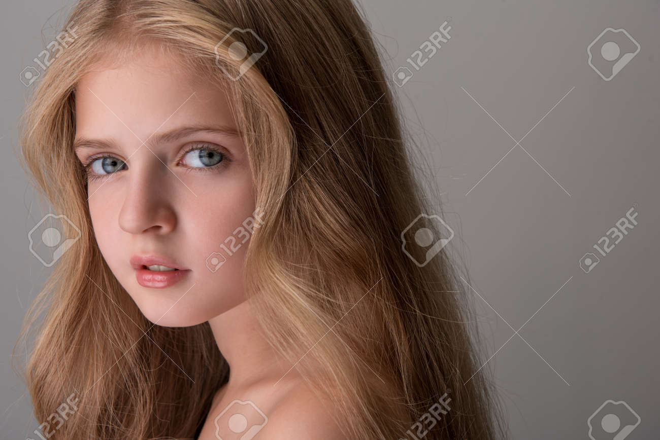 裸の肩と長い髪を持つ可愛い子の顔のクローズアップが立って 夢dreamにカメラを見ています 分離された背景 の写真素材 画像素材 Image