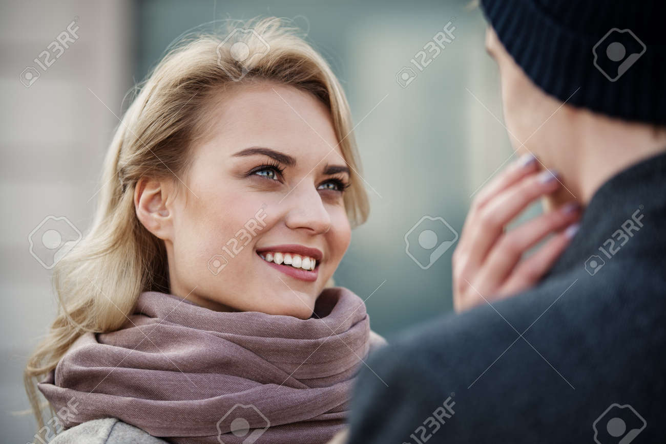 一緒に立っている愛するカップルの肖像画をクローズアップ 男性の頭に手を置く女性に焦点を当てる の写真素材 画像素材 Image 一緒に立っている愛するカップルの肖像画をクローズアップ 男性の頭に手を置く女性に焦点を当てる の写真素材 画像素材 Image