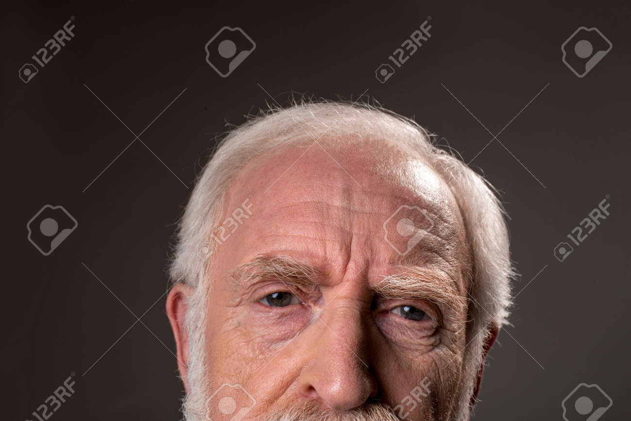 白髪の男性の半顔が額にしわを寄せ 疲れを表現 灰色の背景に分離 の写真素材 画像素材 Image 白髪の男性の半顔が額にしわを寄せ 疲れを表現 灰色の背景に分離 の写真素材 画像素材 Image