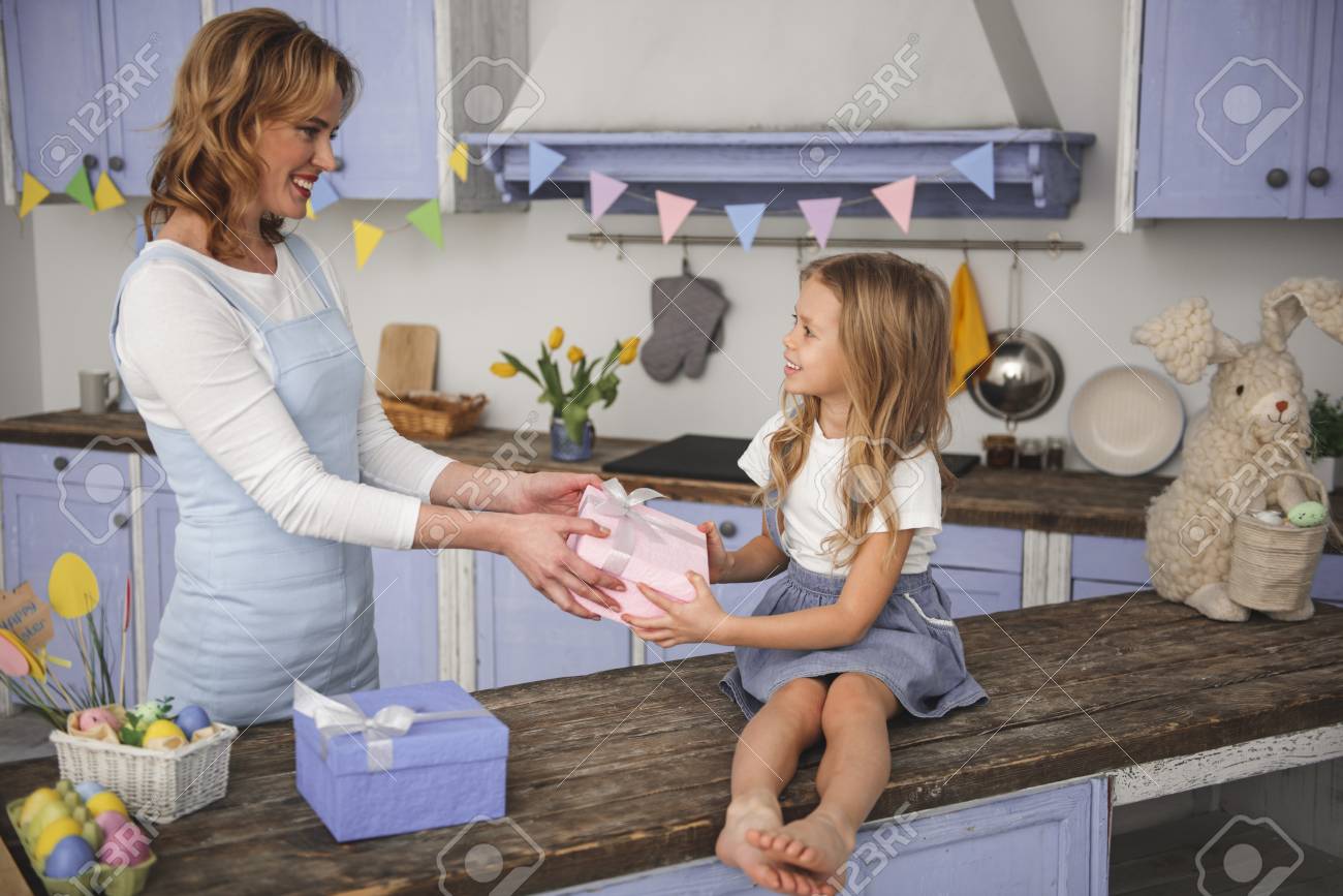 Profil De Rire Maman Et Fille Se Sont Les Goodies Les Bebes Sont Un Autre Boites Avec Des Cadeaux Banque D Images Et Photos Libres De Droits Image
