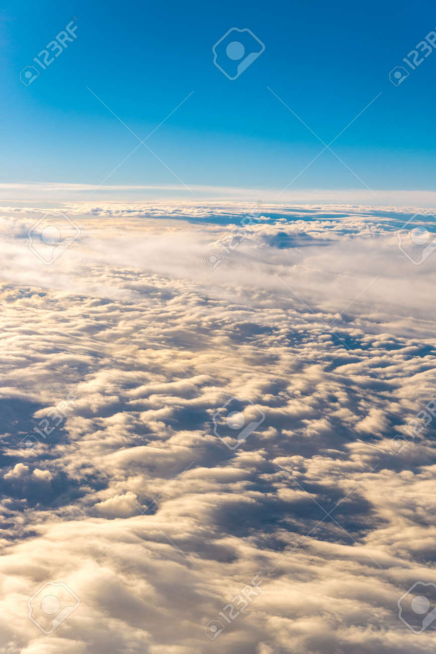 雲空の天空 雲の上から見る雲雲空の背景の海のように飛ぶ飛行機の窓からの眺め の写真素材 画像素材 Image