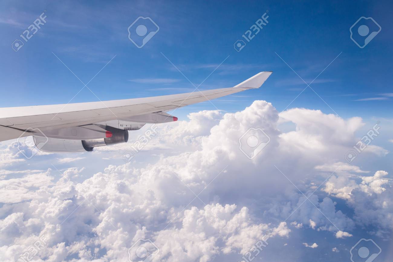 テキストメッセージ フレームまたは旅行のアイデアの概念のための飛行空間の間に 窓の飛行機から見たようにスカイライントップビューを持つ青空と雲の海と飛行機の翼に飛ぶ の写真素材 画像素材 Image テキストメッセージ フレームまたは旅行のアイデアの概念のための飛行空間の間に 窓の飛行機から見たようにスカイライントップビューを持つ青空と雲の海と飛行機の翼に飛ぶ の写真素材 画像素材 Image
