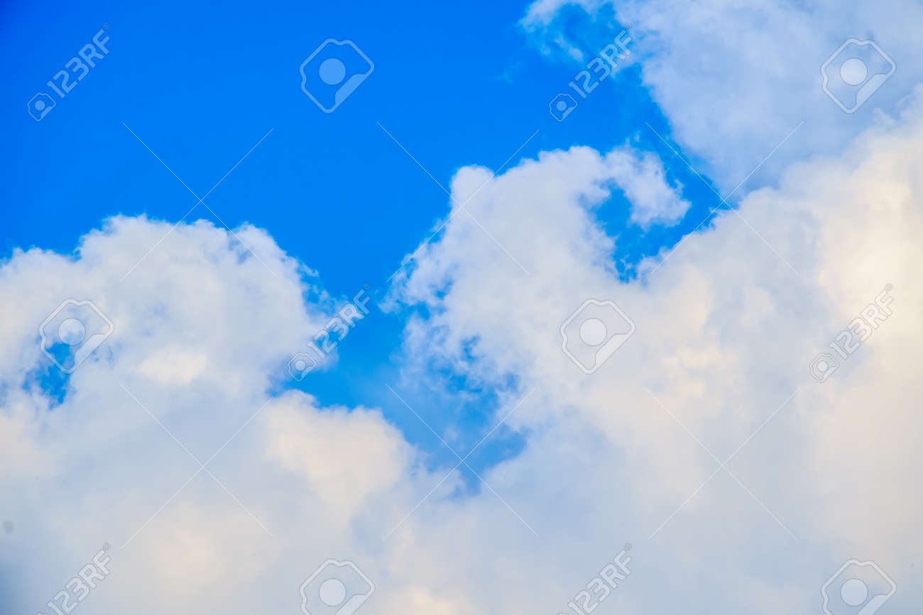 青い空と白い雲がふわふわ の写真素材 画像素材 Image