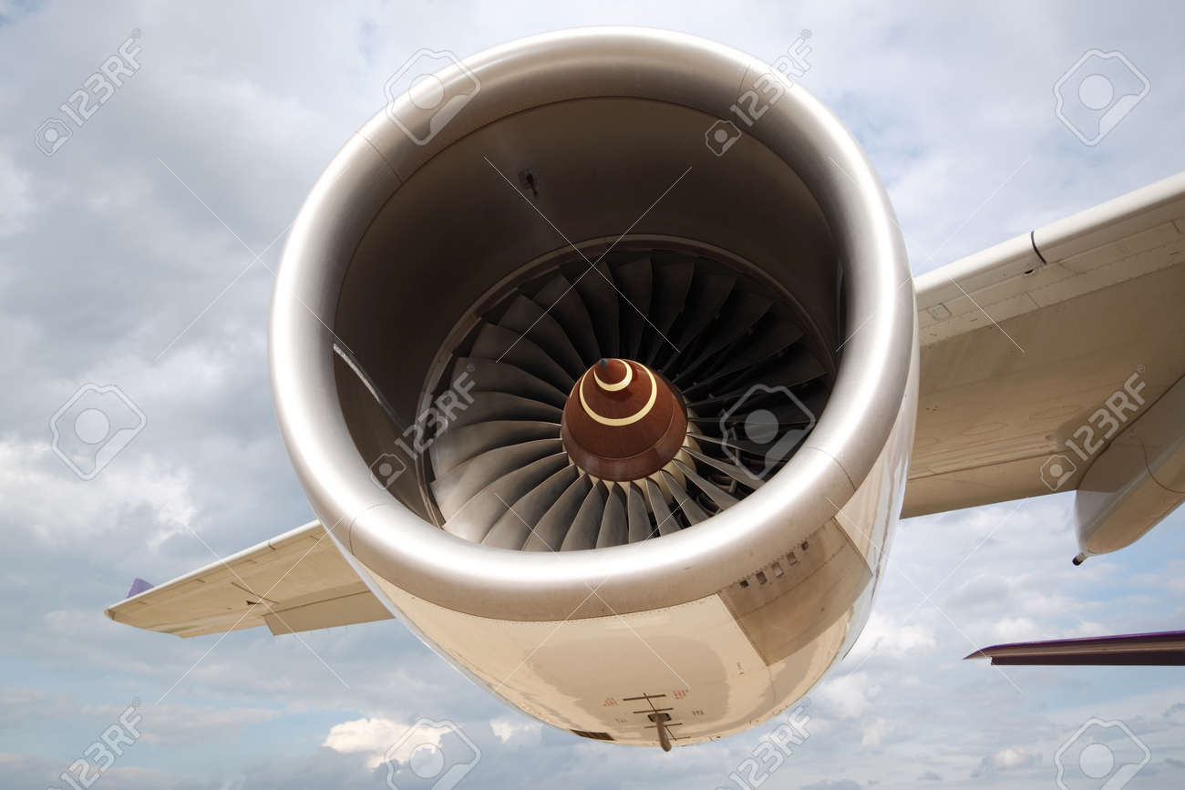 https://previews.123rf.com/images/iamtk/iamtk1603/iamtk160300031/54727123-la-pouss%C3%A9e-du-moteur-du-ventilateur-de-turbo-d-avion-commercial.jpg