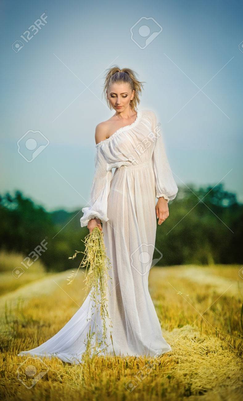 Pie Joven Mujer Trigo Niña En Con Azul Limpio Mujer El Romántico Posando Campo En Vestido Al Joven Mujer De Cielo Retrato Un De Aire Largo Libre De Blanco 6HpcwYpAq