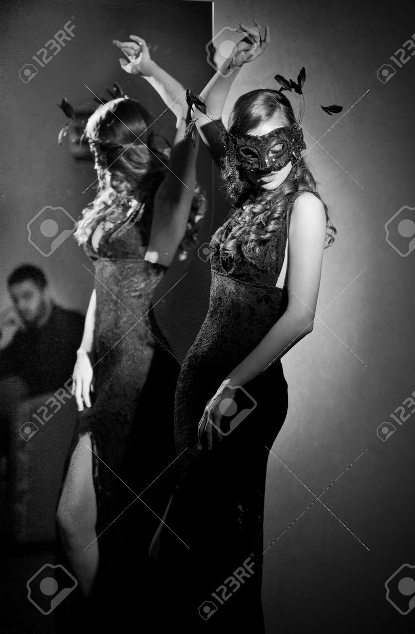 Senora Magnifica Con El Vestido Largo Apretado Y Mascara Frente A