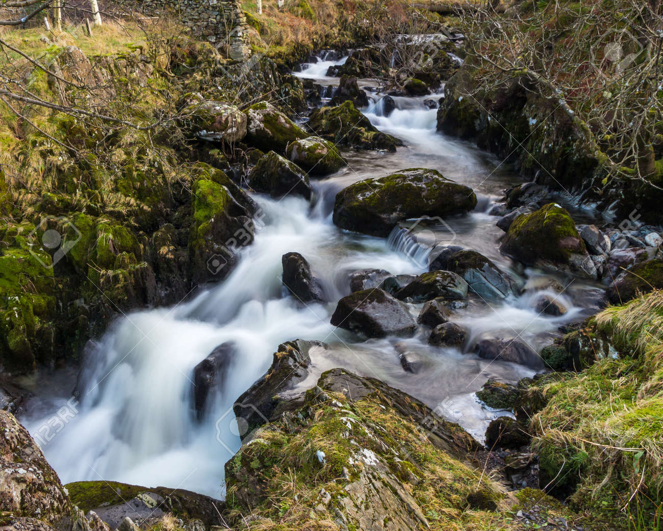 コッツウォルズ タルン湖水地方国立公園イギリス イギリス ヨーロッパで流れる滝 の写真素材 画像素材 Image