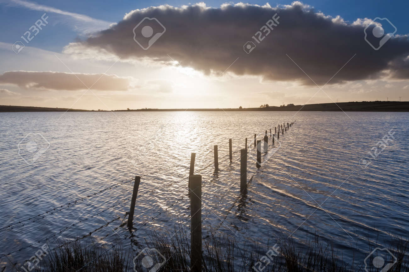 ボドミン ムーア コーンウォール イギリスの Dozmary プール湖 湖の女性の家であると主張している 1 つのサイトです 伝説によると これは王 Arthur は致命的に負傷後エクスカリバーを投げたベディヴィア卿に水のボディです の写真素材 画像素材 Image