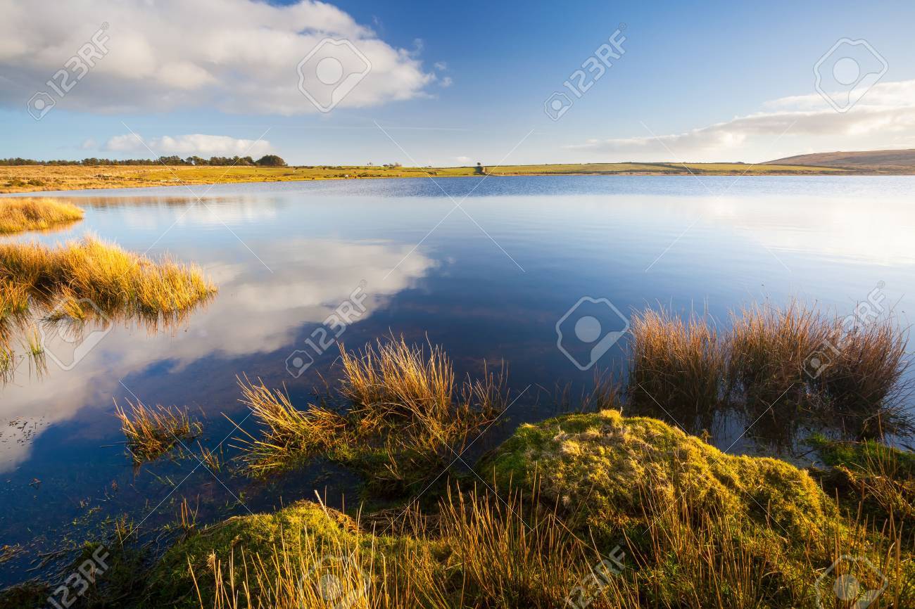 ボドミン ムーア コーンウォール イングランドで Dozmary プール湖 湖の女性の家であると主張されている 1 つのサイトです 伝説によるとこれは水に Sir ベディヴィア投げたエクスカリバー王 Arthur は致命傷を負った後の体です の写真素材 画像素材 Image