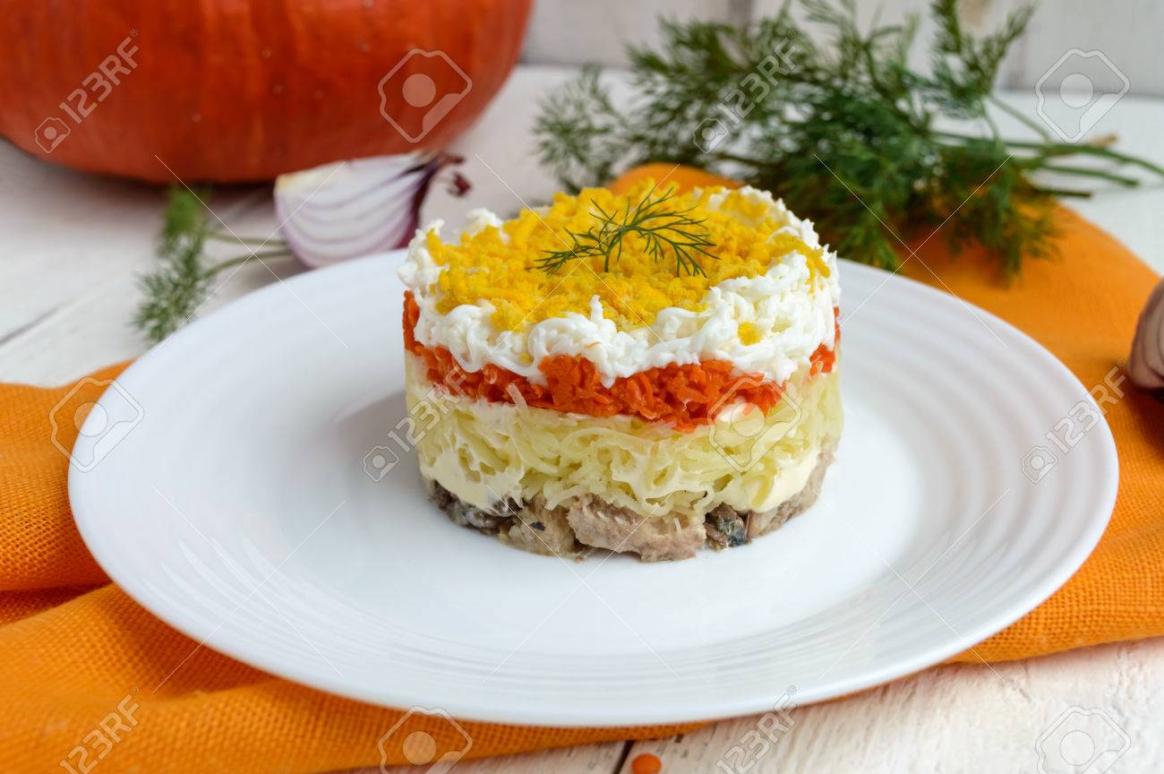 Facile Regime Couches De Salade Dans La Forme D Un Cercle Thon A L Huile Pommes De Terre Cuites Les Carottes Les Oeufs Slavonic Alternative Plat Traditionnel Mimosa Banque D Images Et Photos Libres De