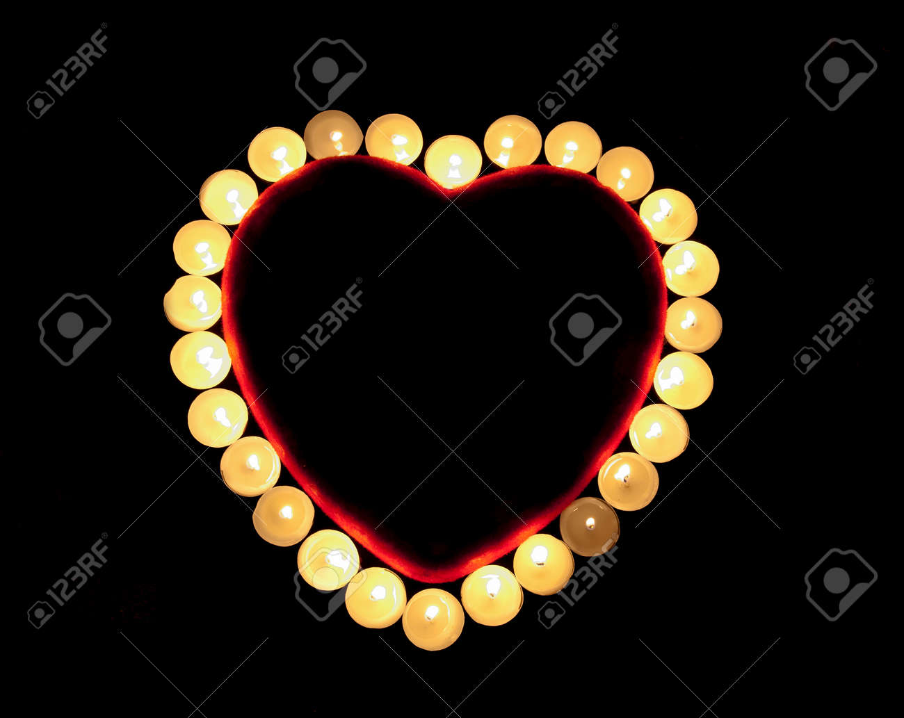 Kunstliche Rotes Herz Auf Einem Schwarzen Hintergrund Lizenzfreie Fotos Bilder Und Stock Fotografie Image 50754447