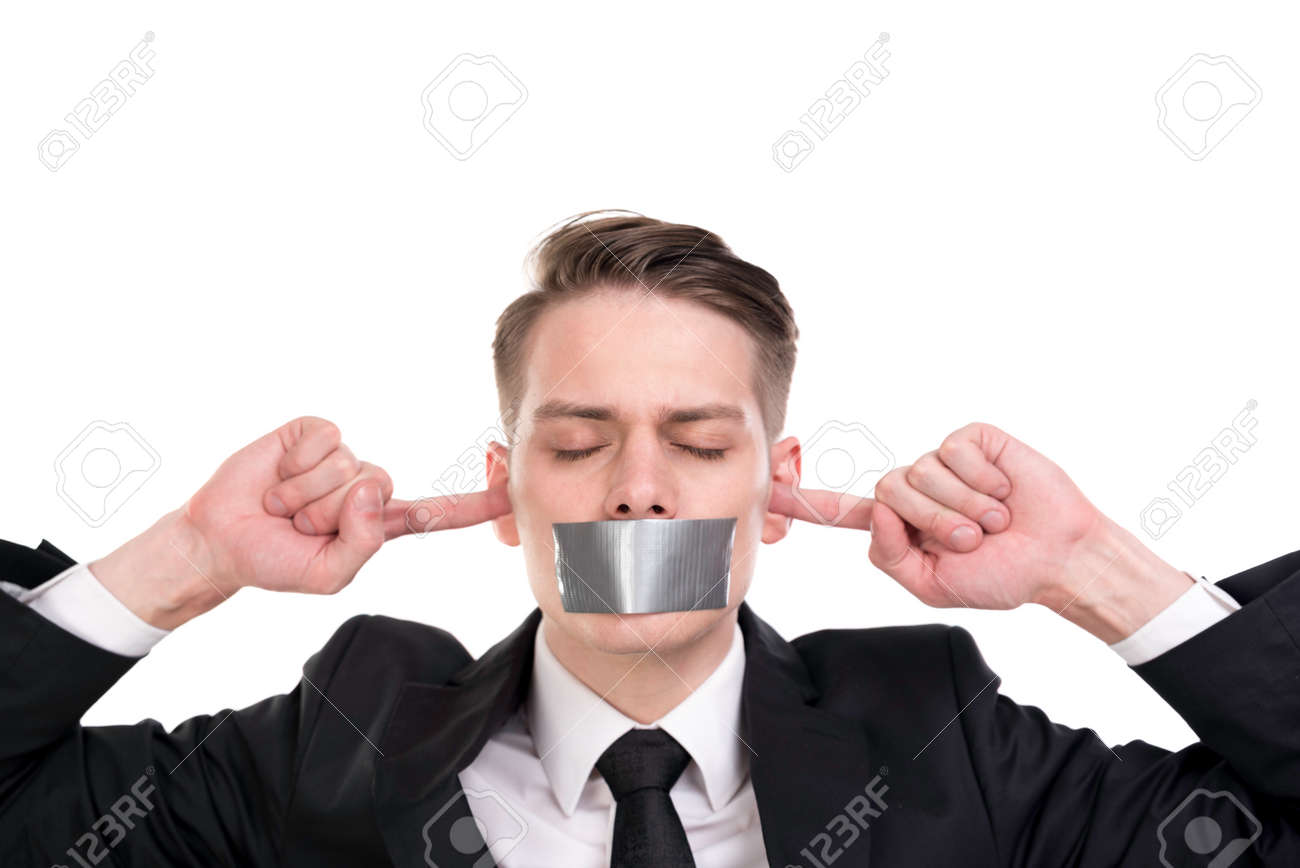 耳を閉じたビジネスマンと口の上にテープを貼る の写真素材 画像素材 Image