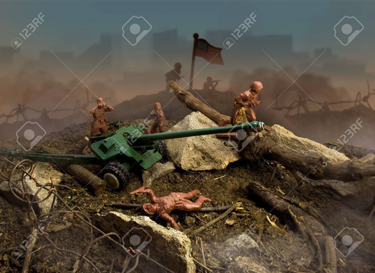 グッズ戦場攻撃プラスチックのおもちゃ戦争シーンの兵士 武器 爆発 旗および火 の写真素材 画像素材 Image