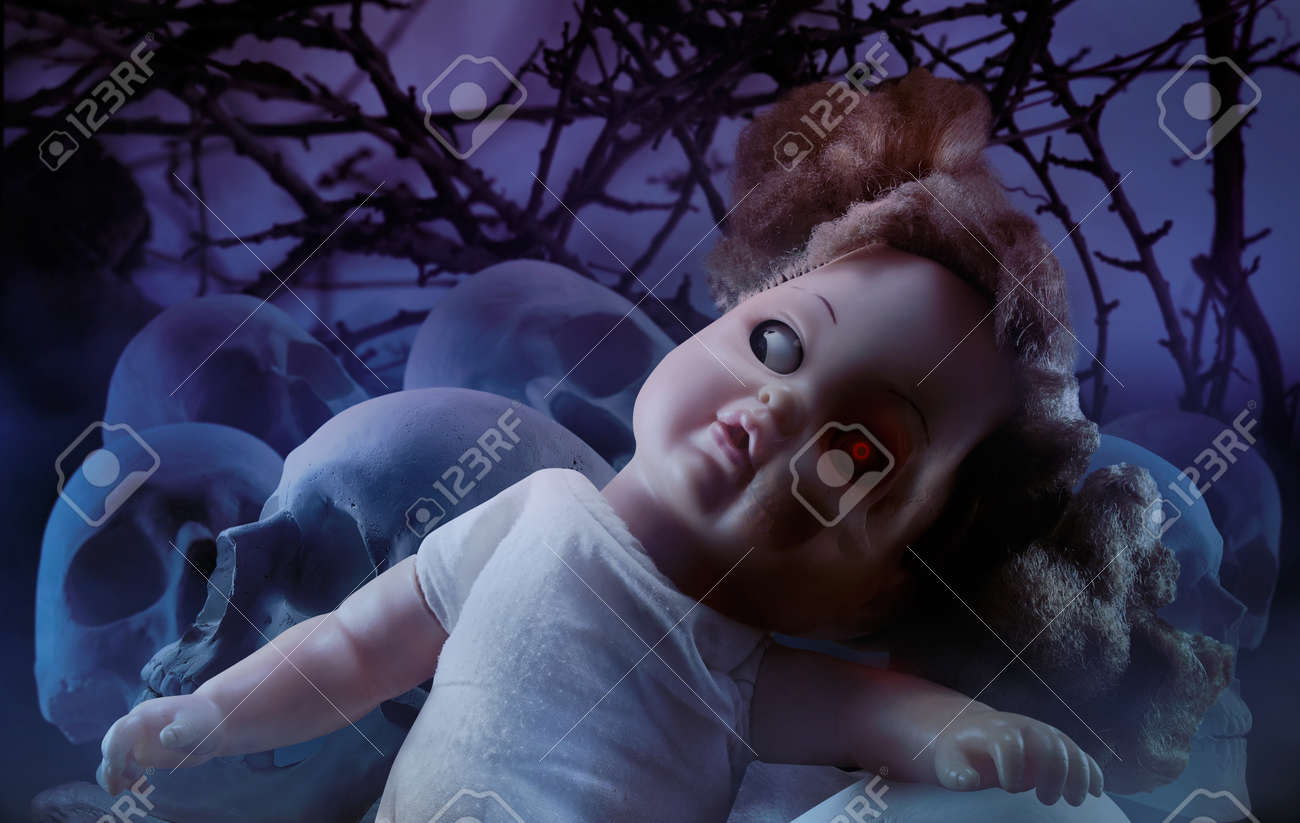 背景に人間の頭蓋骨を置く赤い目で怖いホラー人形 の写真素材 画像素材 Image 背景に人間の頭蓋骨を置く赤い目で怖いホラー人形 の写真素材 画像素材 Image