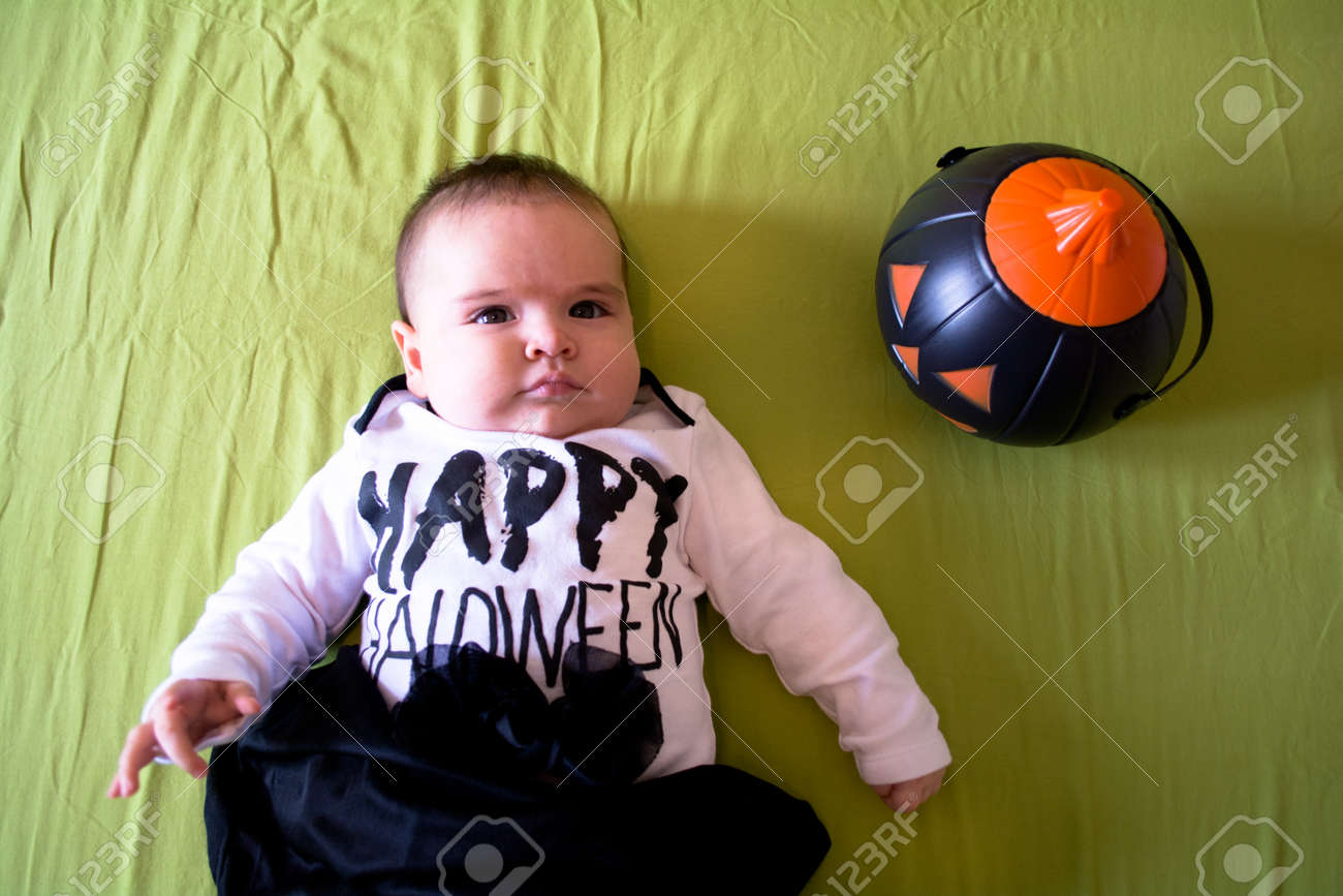 生後 4 ヶ月未満の赤ちゃんは ハロウィーンの服を着てください の写真素材 画像素材 Image