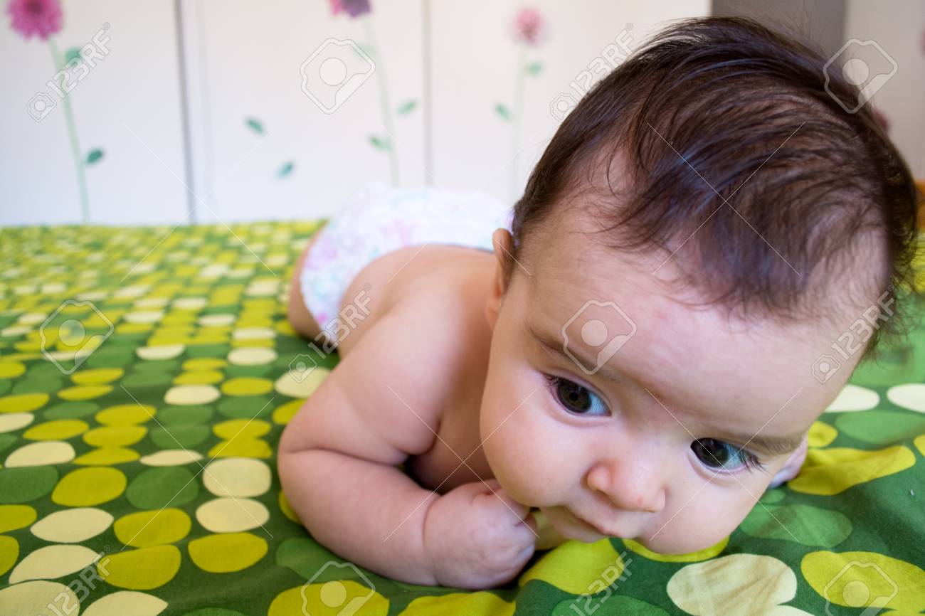 かわいい新しい生まれた赤ちゃん女の子 3ヶ月未満 の写真素材 画像素材 Image