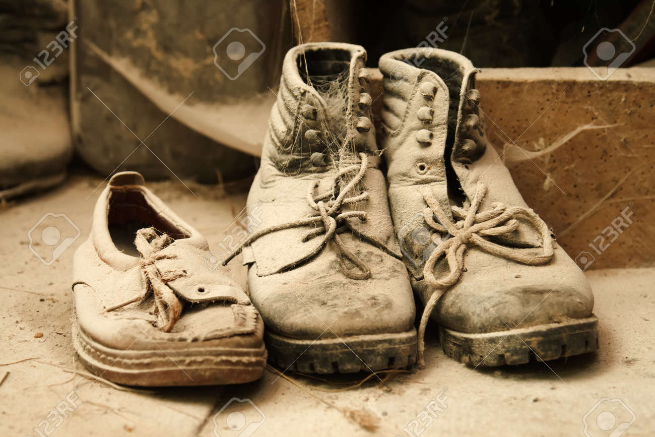 工場の屋根裏部屋でほこりまみれの古い靴 の写真素材 画像素材 Image