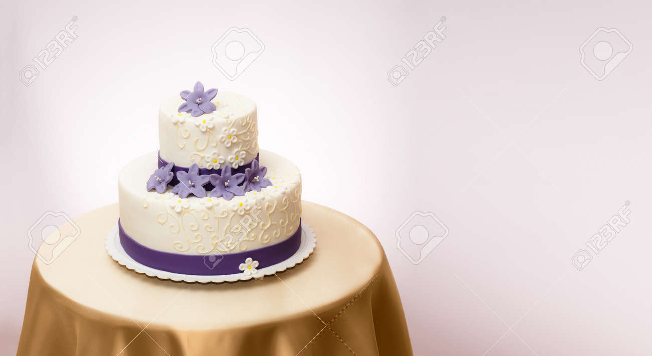 Gateau De Mariage Blanc Avec Decoration Fleur Violette Massepain Copiez L Espace Sur La Droite Banque D Images Et Photos Libres De Droits Image