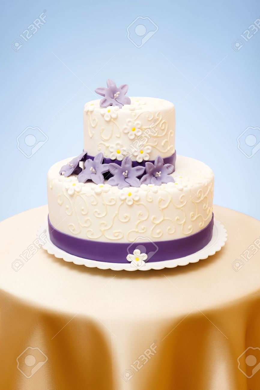 Deux Etages De Gateau De Mariage Blanc Avec Du Violet De Pate D Amande Fleurs Decoration Banque D Images Et Photos Libres De Droits Image Deux Etages De Gateau De Mariage Blanc Avec Du Violet De Pate D Amande Fleurs Decoration Banque D Images Et Photos Libres De Droits Image