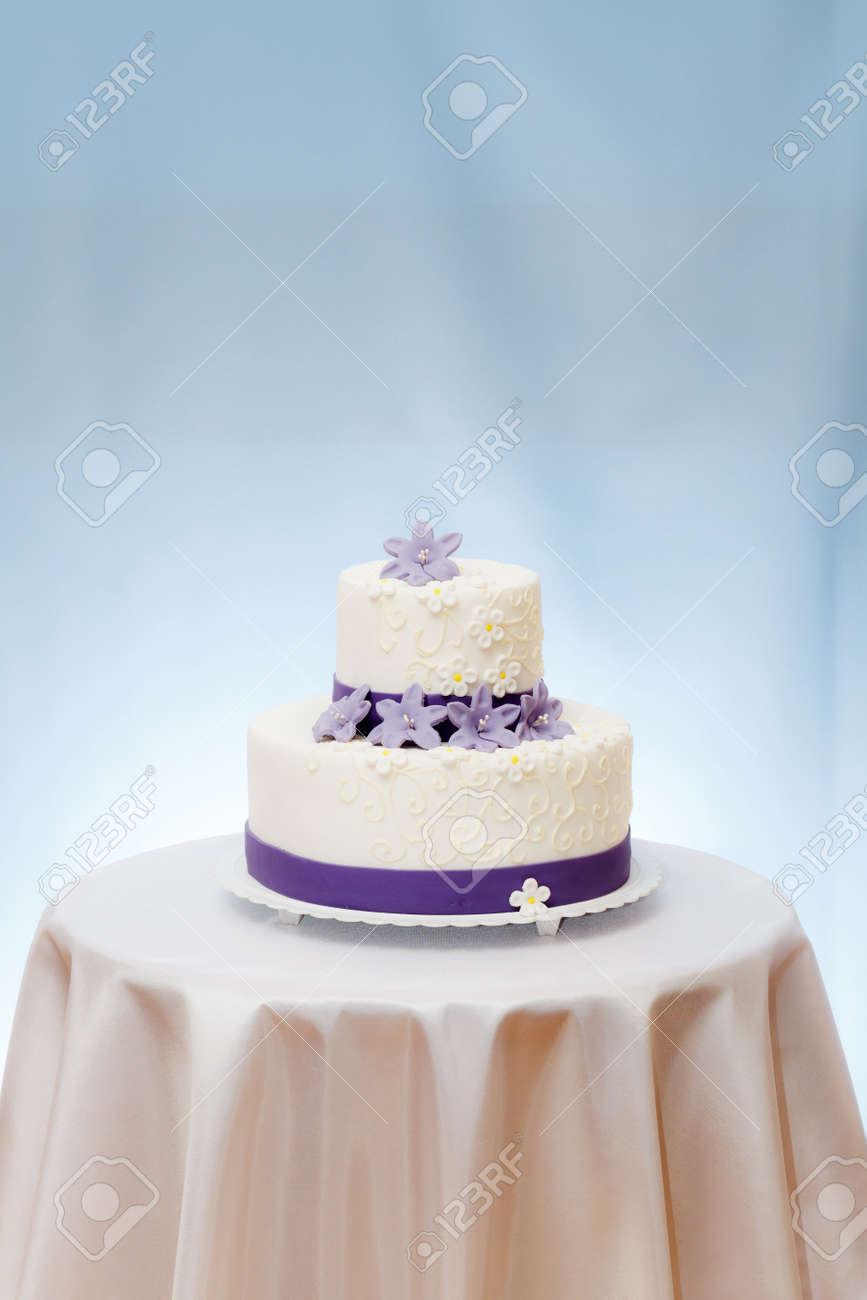 Gateau De Mariage Avec La Decoration De Fleur Violette Sur La Table Copiez L Espace Au Dessus Banque D Images Et Photos Libres De Droits Image
