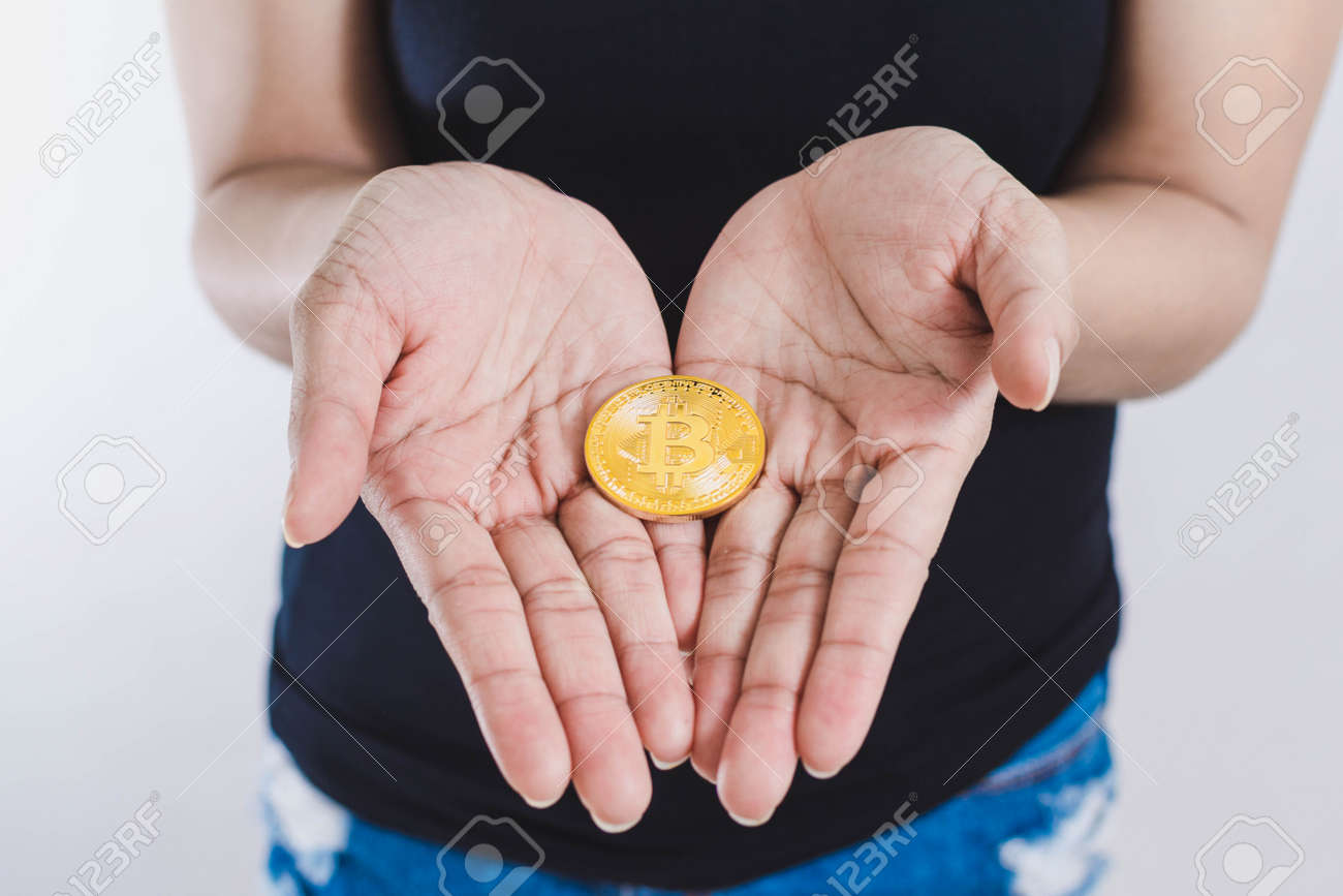 Bitcoin Em Duas Mãos, Dar Receber, Em Fundo Branco Foto Royalty Free,  Gravuras, Imagens e Banco de fotografias. Image 93633793