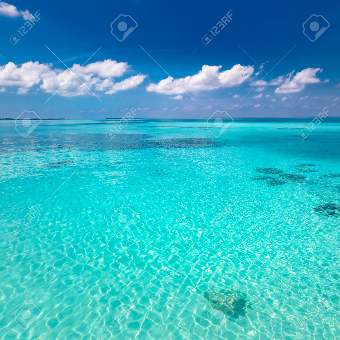 海と空。完璧な青い海の水と青い空、白いふわふわの雲、熱帯のビーチの