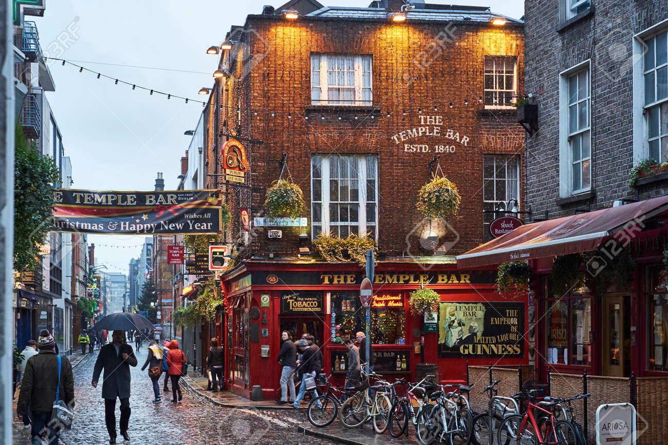 Dublin Irland Januar 05 Street In Temple Bar Wahrend Der Regnerischen Abend Die Gegend Ist Das Herz Des Tourismus In Der Stadt 5 Januar 2016 In Dublin Lizenzfreie Fotos Bilder Und Stock Fotografie Image 50894845