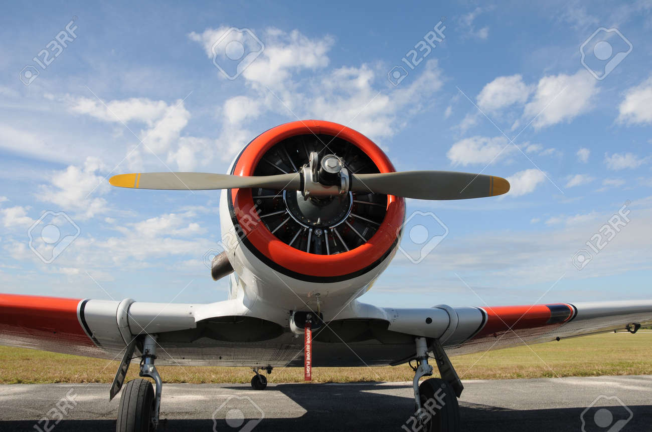 Front View Of Retro Propeller Airplaneの写真素材・画像素材 Image