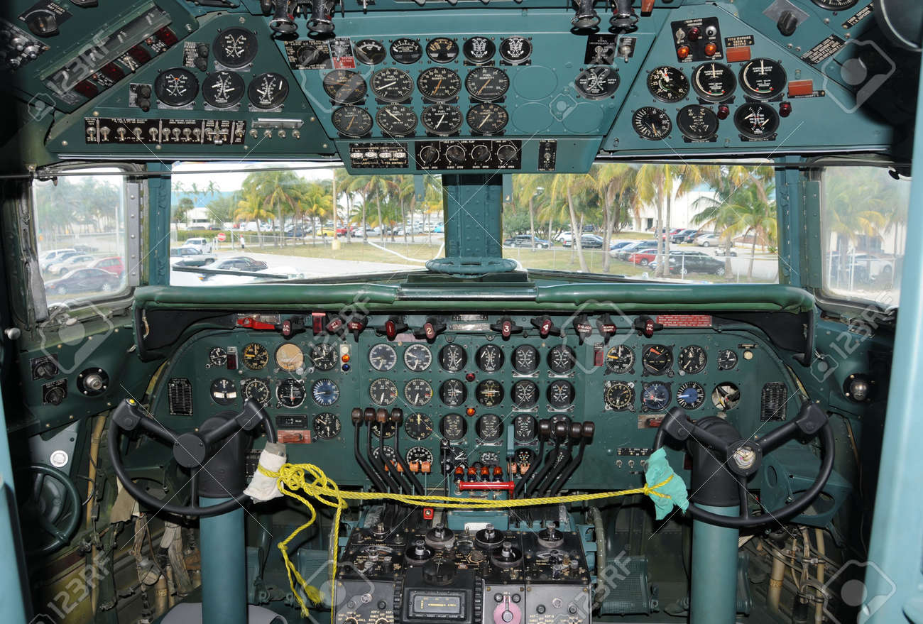 ヴィンテージ DC 7 飛行機コックピット計器盤の写真素材・画像素材