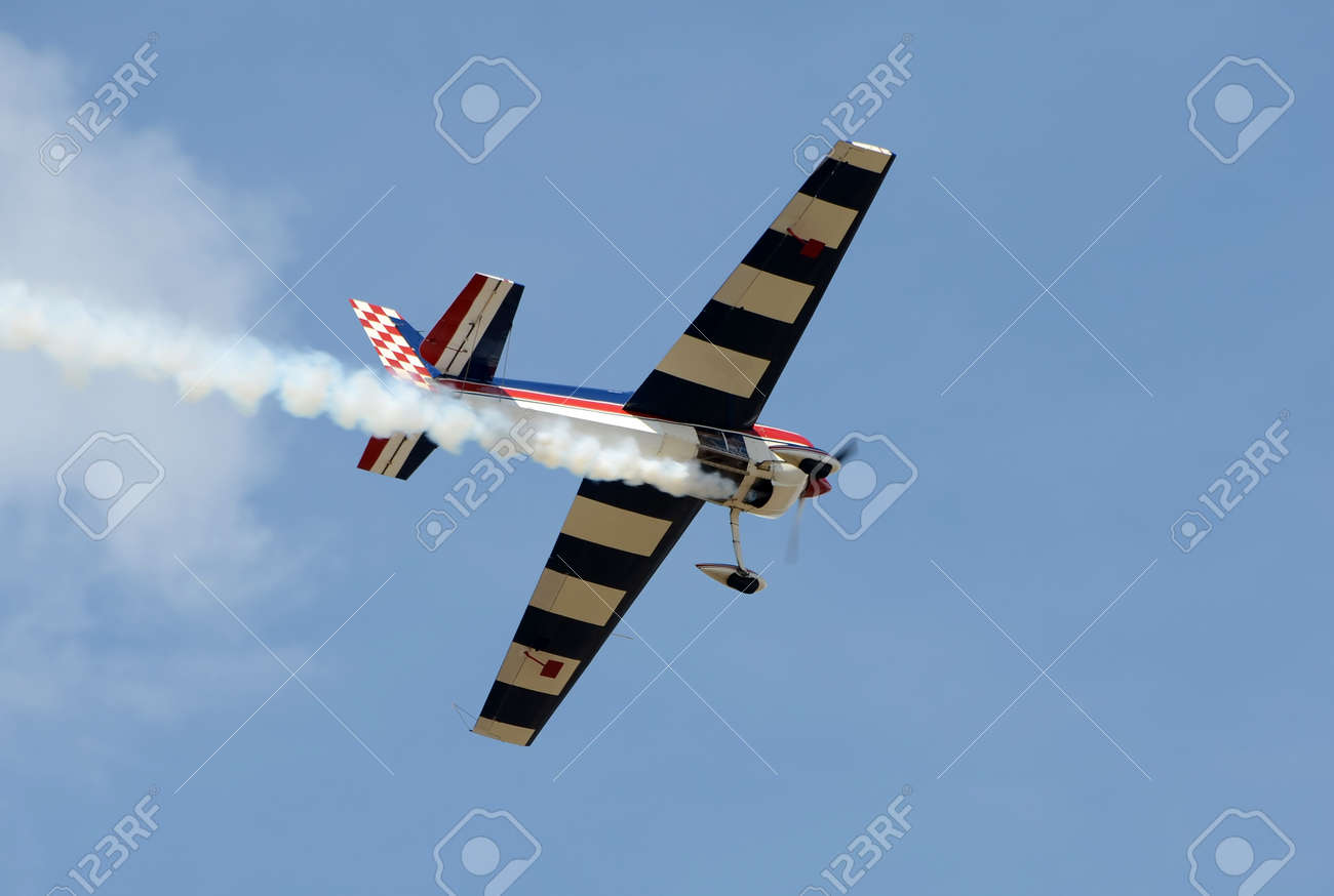 Lumiere Avion De Voltige Les Manoeuvres Banque D Images Et Photos Libres De Droits Image 14250578