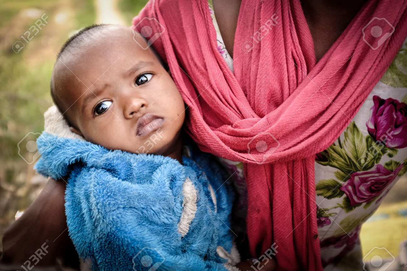 Gaya Inde 3 Decembre 16 Une Maman Indienne Apporte Son Jeune Bebe A Demander Aux Touristes De L Argent Ou De La Nourriture Banque D Images Et Photos Libres De Droits Image