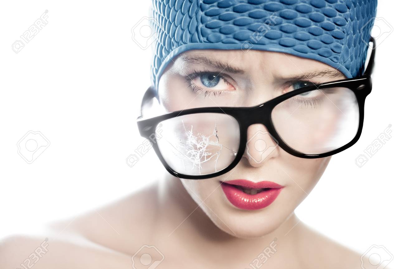 38193611-primer-plano-de-una-mujer-con-grandes-gafas-rotas-en-un-lado-y-un-gorro-de-ba%C3%B1o-.jpg