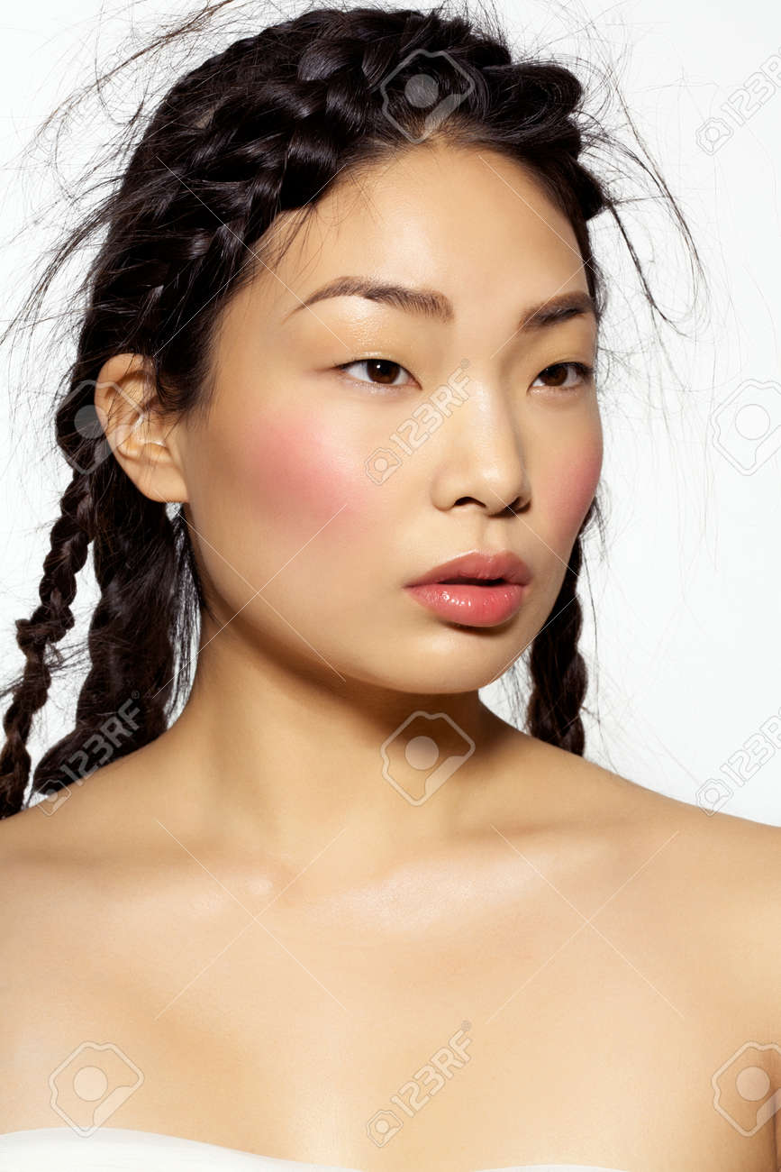 長い髪の美しい韓国語モデル スタイル ストレイ毛を多く持つ混沌とした髪型に の写真素材 画像素材 Image