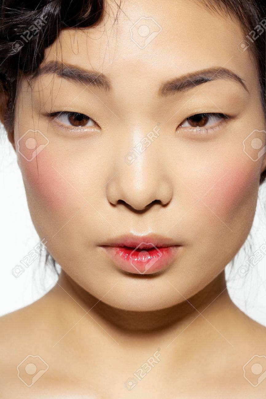 長い髪の美しい韓国語モデル スタイル ストレイ毛を多く持つ混沌とした髪型に の写真素材 画像素材 Image